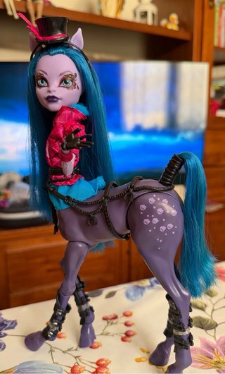 Bambola Monster High Avea Trotter .