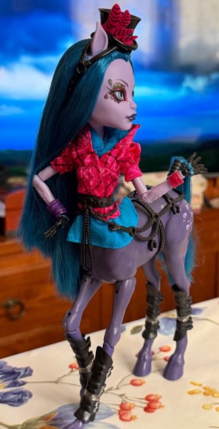 Bambola Monster High Avea Trotter .