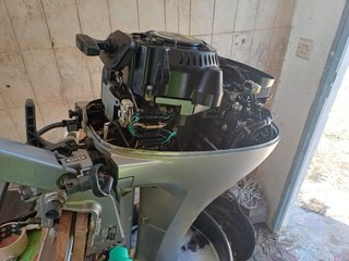 Motor fueraborda de la marca honda 15 cv 4 tiempo