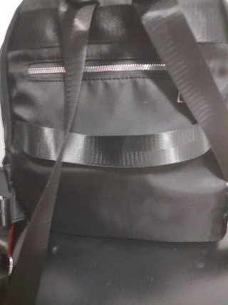 Mochila Negra con Múltiples Bolsillos