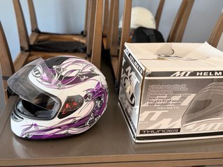 Casco de moto blanco con mariposas moradas