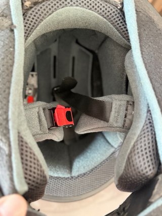 Casco de moto blanco con mariposas moradas