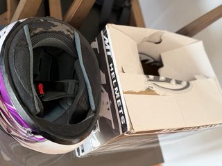 Casco de moto blanco con mariposas moradas