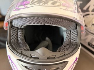 Casco de moto blanco con mariposas moradas