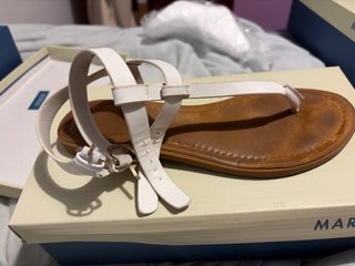 Sandalias planas blancas y marrones