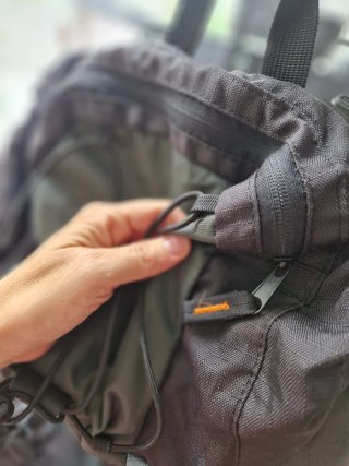 Mochila Quechua Negra y Gris