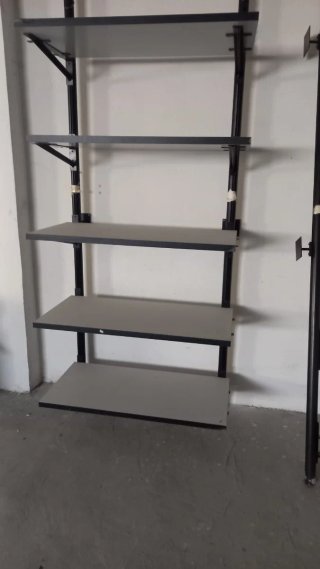 Estantería de hierro con soportes