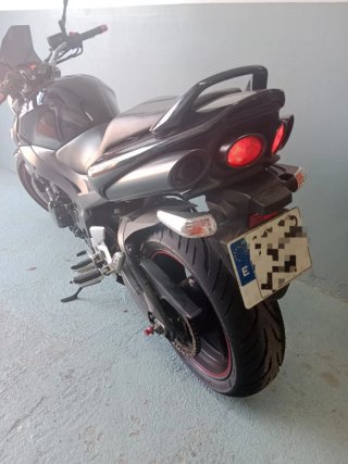 Suzuki GSR600 año 2009 +equipación