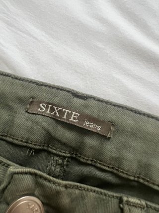Pantalón pitillo verde con rotos