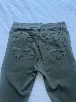 Pantalón pitillo verde con rotos