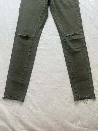 Pantalón pitillo verde con rotos