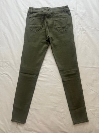 Pantalón pitillo verde con rotos