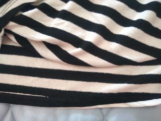 Blusa de rayas blancas y negras.