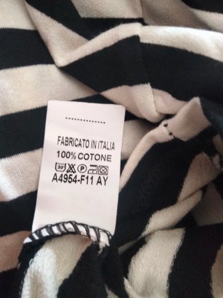 Blusa de rayas blancas y negras.