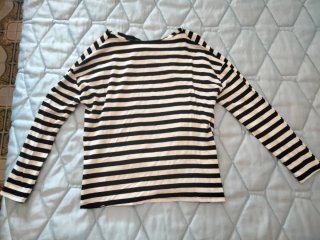 Blusa de rayas blancas y negras.