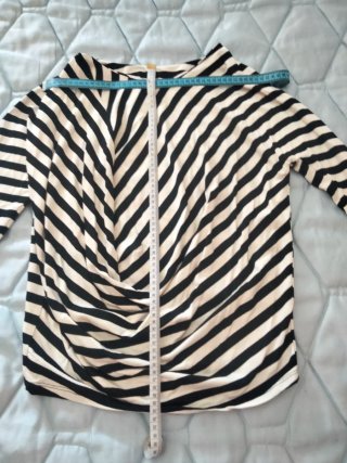 Blusa de rayas blancas y negras.