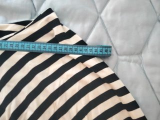 Blusa de rayas blancas y negras.