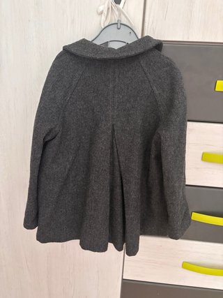 Abrigo gris con botones de madera