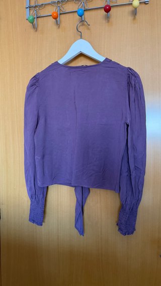 Blusa morada con botones y lazada