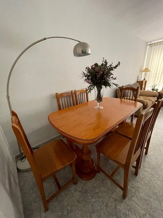 Mesa de madera maciza con 6 sillas