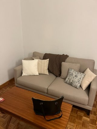 Sofá beige tela y madera, 2 plazas ECI