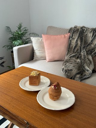 Sofá beige tela y madera, 2 plazas ECI
