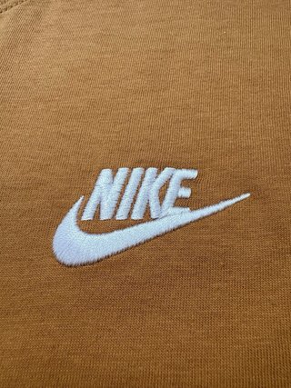 Camiseta Nike The Nike Tee Marrón