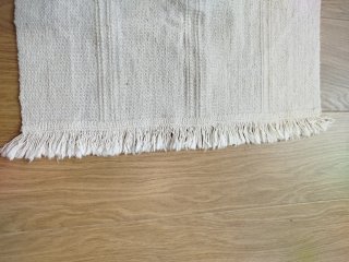 Alfombra beige de tela