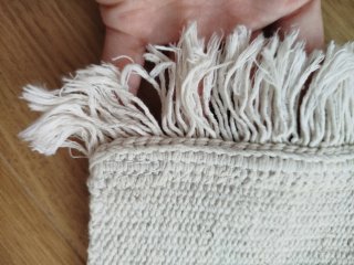 Alfombra beige de tela