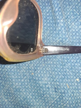 Gafas de sol negras y doradas