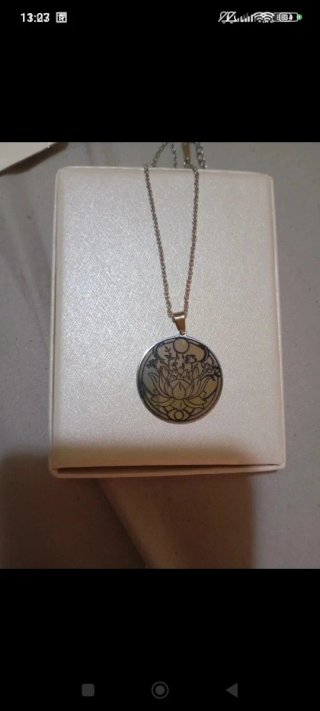 Colgante con diseño de flor de loto