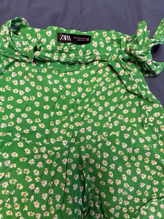 Falda verde floral con volantes