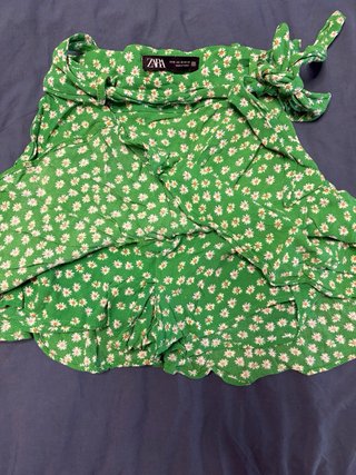 Falda verde floral con volantes