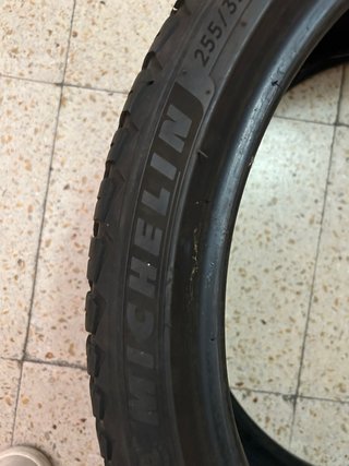 Vendo 2 Neumático 255/35 R20 97Y 4 estaciones