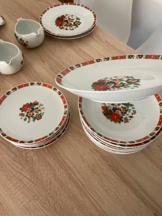 Vajilla de porcelana con flores