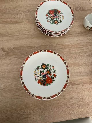 Vajilla de porcelana con flores