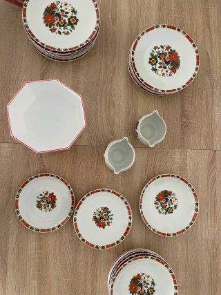 Vajilla de porcelana con flores