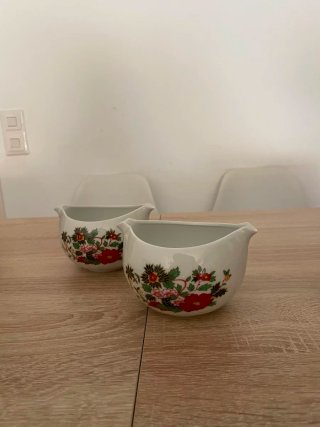 Vajilla de porcelana con flores