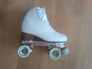 Patines de bota blancos. Talla 39.
