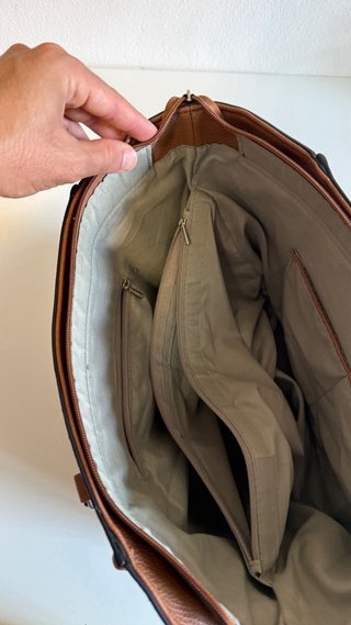 Bolso marrón grande y elegante