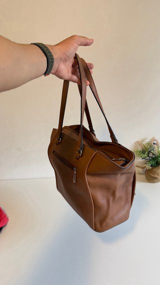 Bolso marrón grande y elegante