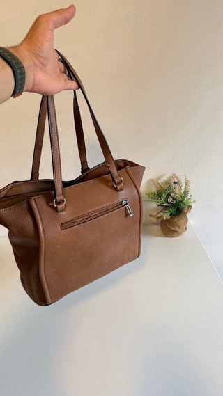 Bolso marrón grande y elegante