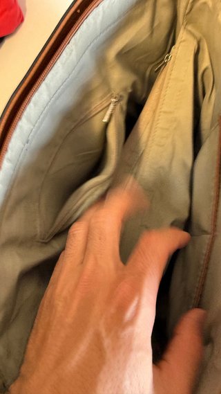 Bolso marrón grande y elegante