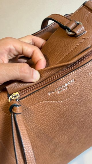 Bolso marrón grande y elegante