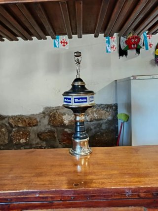 Barra de bar de madera rústica
