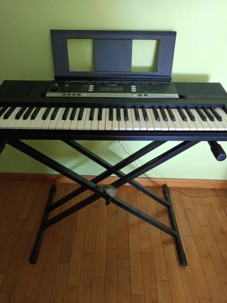 Teclado Yamaha PSR-E243 Portátil y soporte