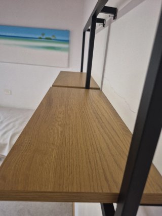Estanterías de pared metal y madera.