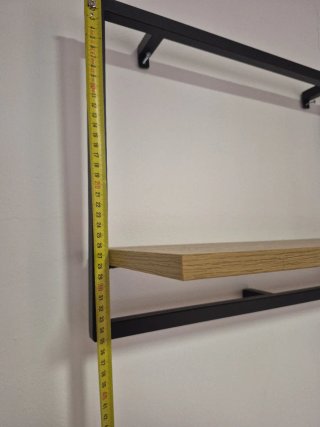 Estanterías de pared metal y madera.