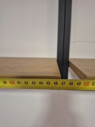 Estanterías de pared metal y madera.
