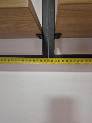 Estanterías de pared metal y madera.